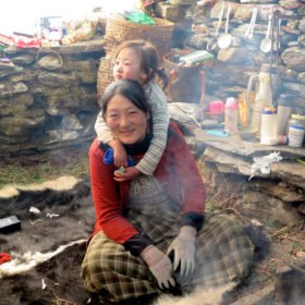 kvinna med son på vandring i Bhutan