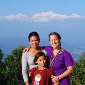 Inka Gurung, Lilja och Kamala med Himalaya i bakgrunden