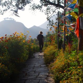 ung gäst på promenad i Nepal
