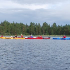 Äventyr i Sverige, färgglada kajaker på Flosjön i Dala-Floda
