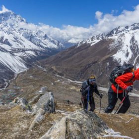 Ida Bäckström Nepal, vandrare kämpar sig uppför Kala Pathar