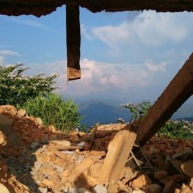 volontärresa Nepal, byggnad som raserats vid jordbävningen i Nepal 2015