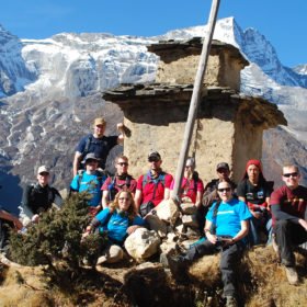 grupp på väg till Everest Basecamp
