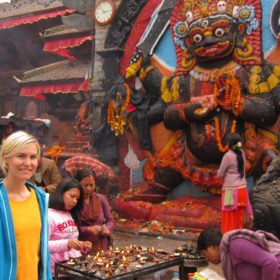 Karin vid ett hinduiskt tempel i Katmandu