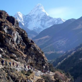 vandrare på väg mot Island Peak Nepal