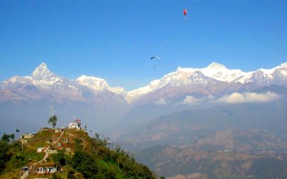 skärmflyg i bergen på skräddarsydd resa i Nepal