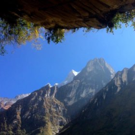 Berg och blå himmel på stigen till Annapurna Basecamp