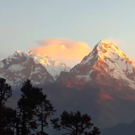 solnedgång på berg på vandringsresa till Nepal