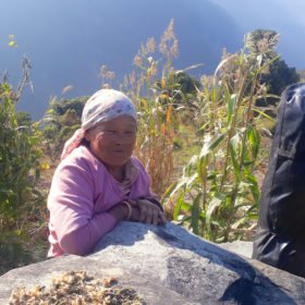 lokal kvinna på vandringsresa till Nepal