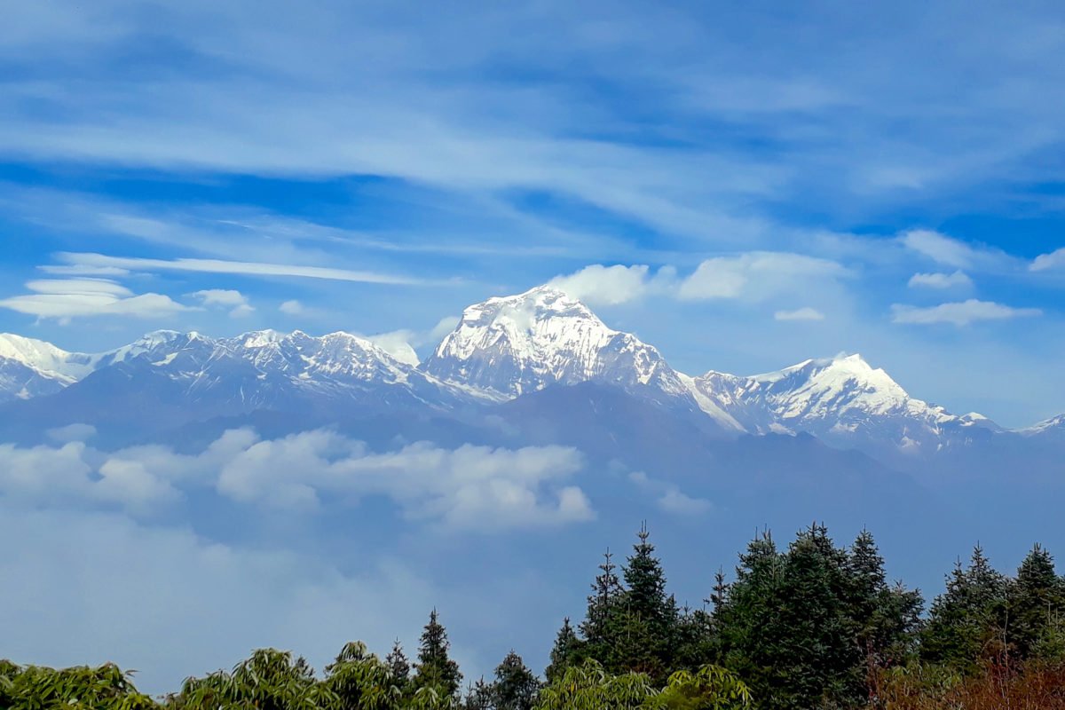 vyer av Annapurnabergen på vandringsresa till Nepal